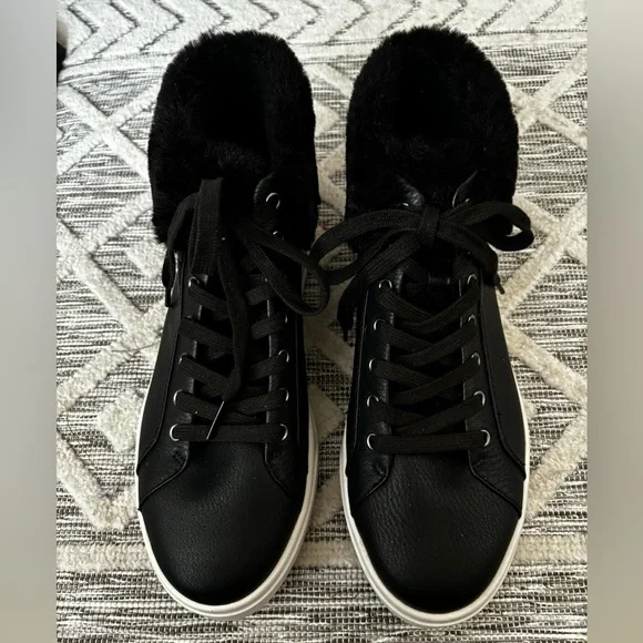 NWOT UGG KOOLABURRA SUNDELL BLACK FUZZ CHUCKA ANKLE BOOTS FAUX FUR SZ 9 - Picture 1 of 13